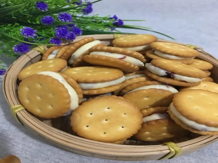 savoureux petits biscuits sandwich ronds