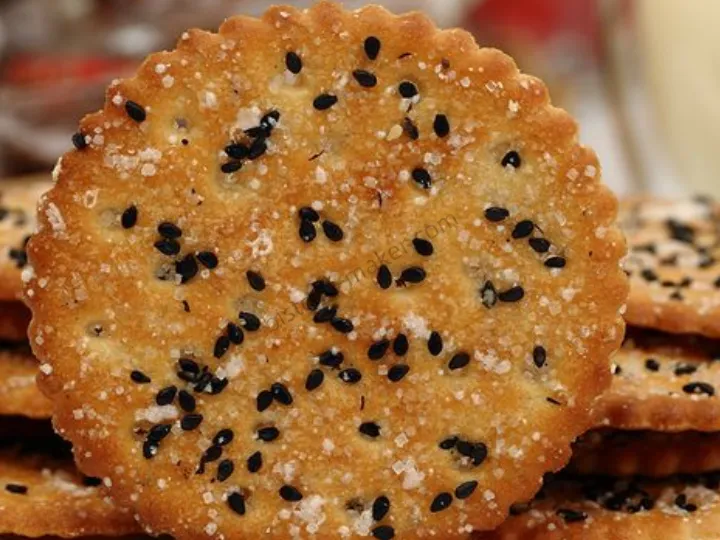 Crispy cookies with sesame seeds and powdered sugar