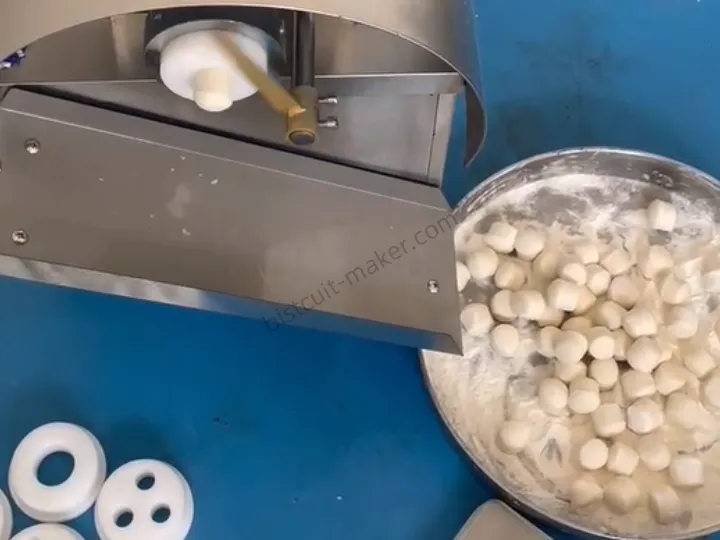 Cortar em bolas de massa pequenas de tamanho igual